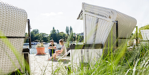 Zwei Studierende im Strandkorb auf dem Campus Wilhelminenhof 