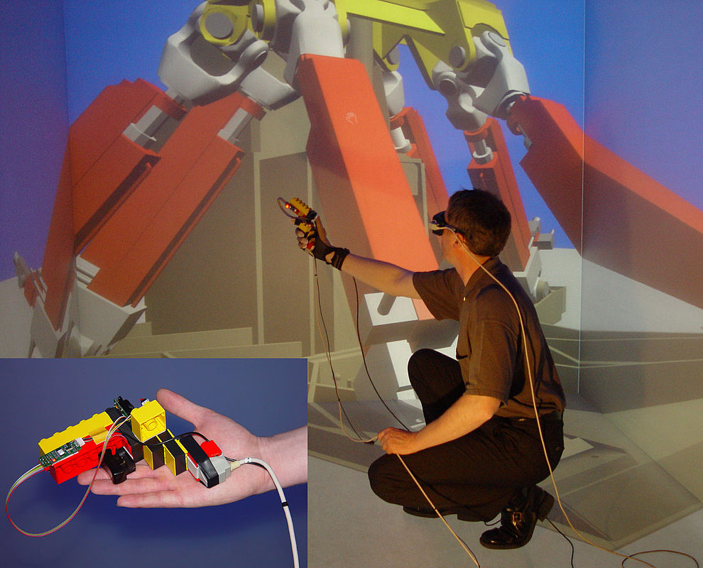 Ein Student zeigt auf einem Whiteboard auf eine 3D-Animation eines technischen Tools.