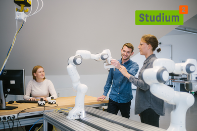 Studierende an einem Roboter © HTW Berlin/Alexander Rentsch